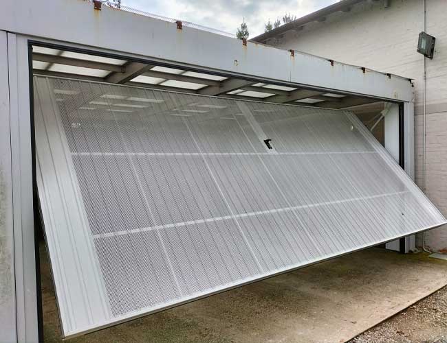 installazione porte basculanti garage metalliche