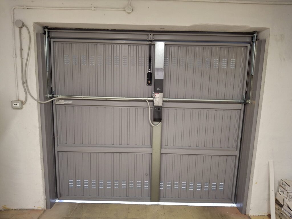 Porta garage basculante zincato verniciato con automazione box motore a bordo
