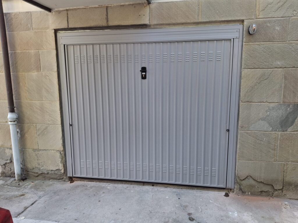 Porta garage basculante zincato verniciato con automazione box motore a bordo