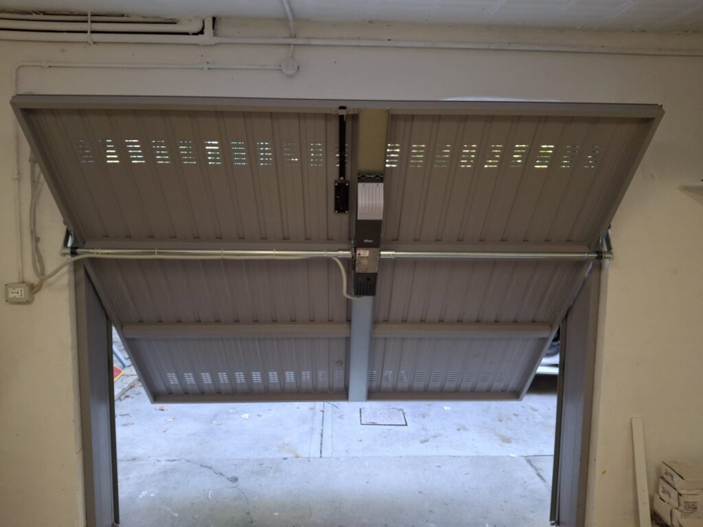 Porta garage basculante zincato verniciato con automazione box motore a bordo