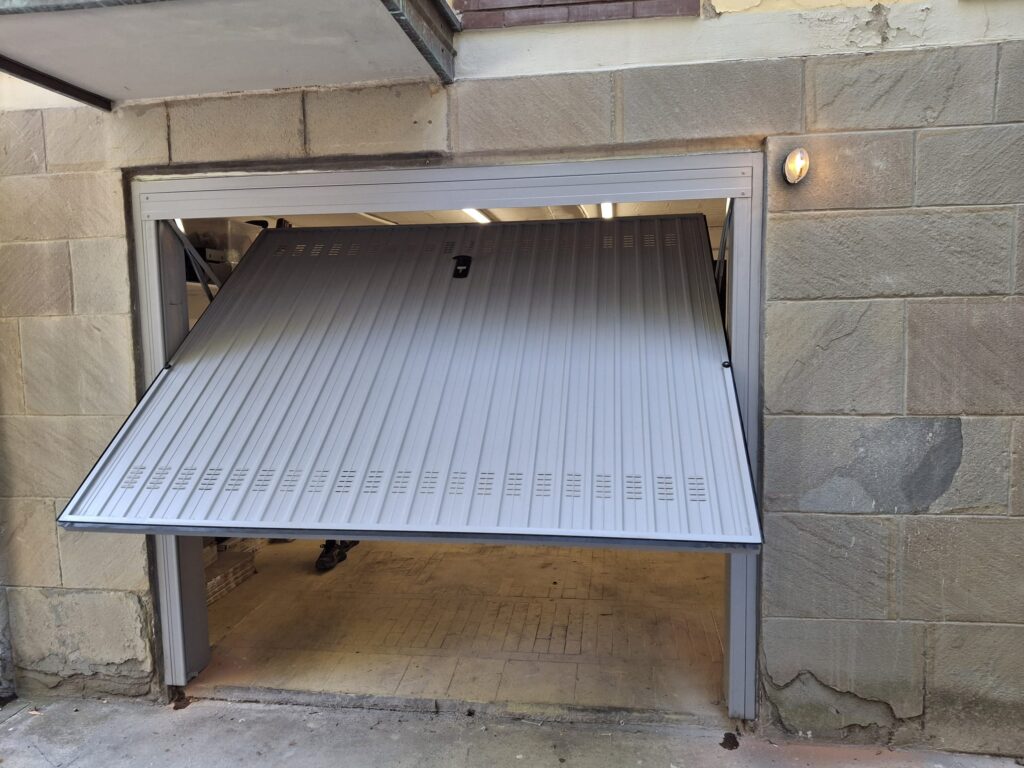 Porta garage basculante zincato verniciato con automazione box motore a bordo