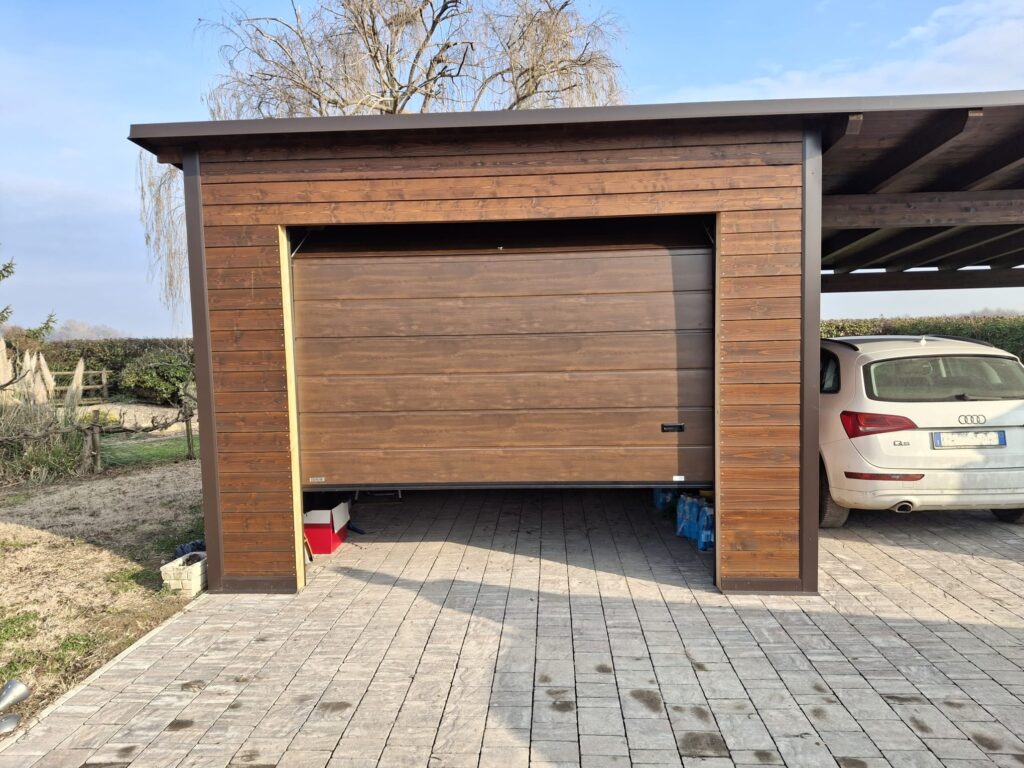 Porta sezionale residenziale inserito in nuovo box di legno