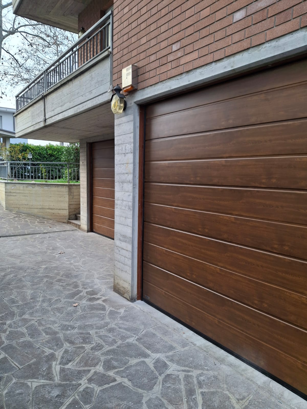 Doppia installazione di portoni sezionali a Vignola