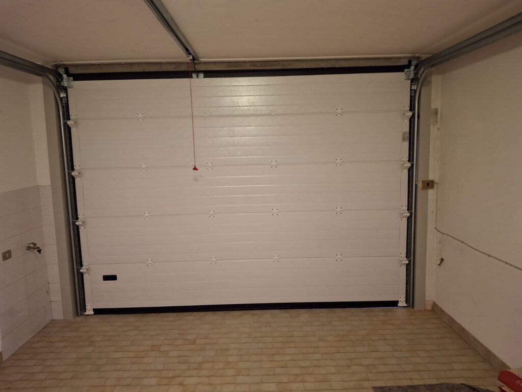 Porta sezionale installata a Vignola