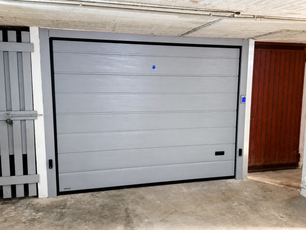 Porta garage sezionale silvelox automatizzato con apertura esterna con pulsantiera e telecomando a Finale Emilia