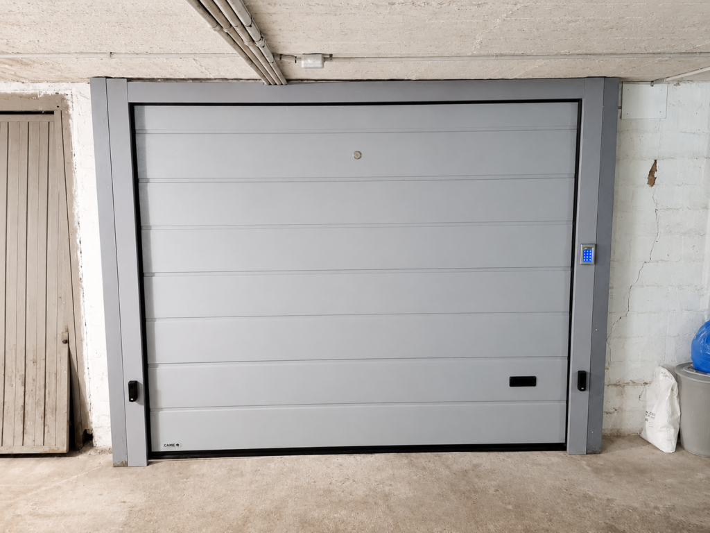 Porta garage sezionale silvelox automatizzato con apertura esterna con pulsantiera e telecomando a Finale Emilia